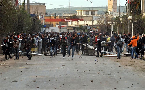 manifestantes tunecinos se enfrentan a las fuerzas de seguridad Continúan las manifestaciones en Túnez